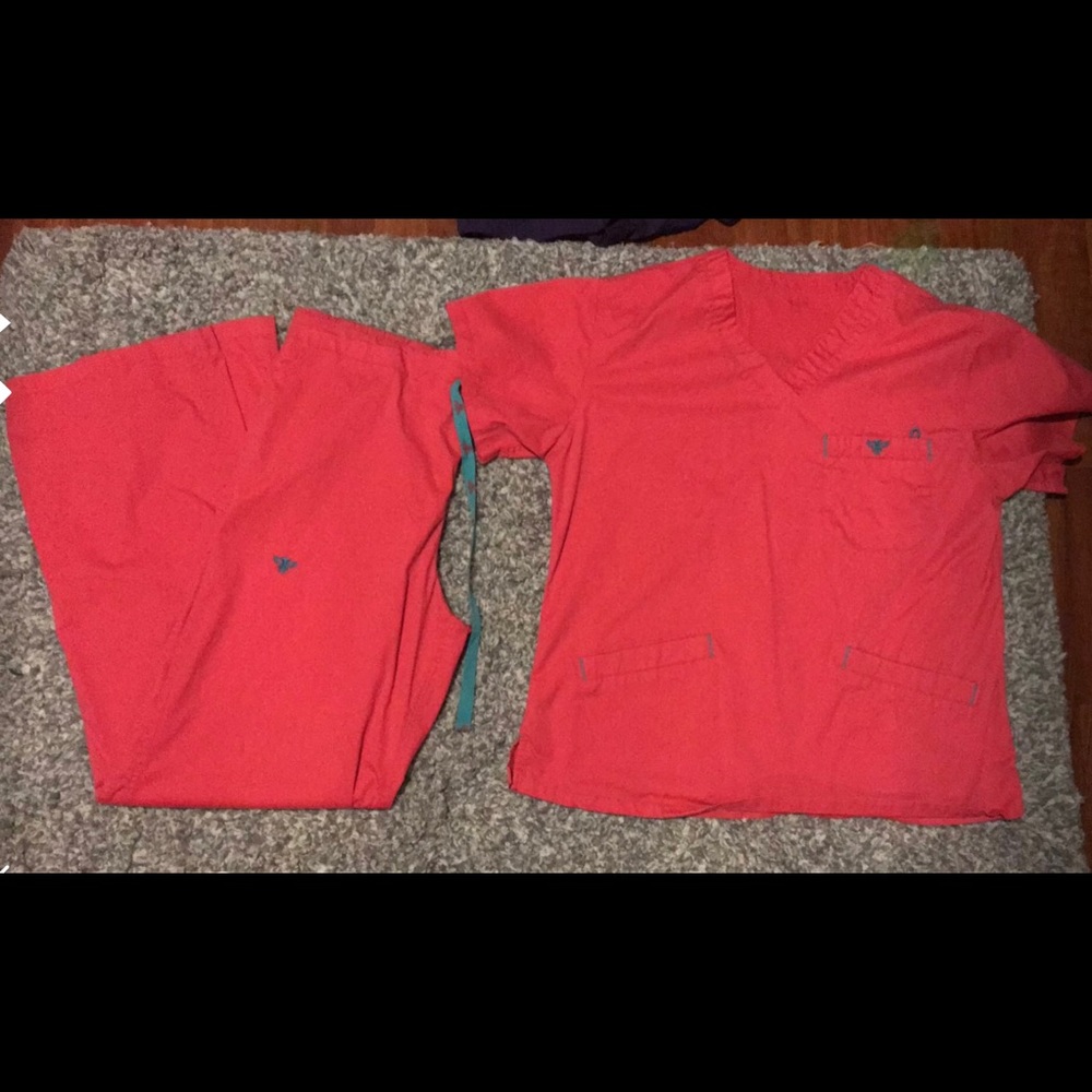 Med Couture large scrubs set used. good condition
